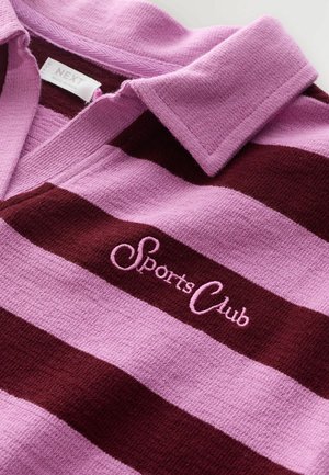 Randig polo-shirt i ljusrosa och vinröd, med en texturerad tyg och broderad "Sports Club"-logotyp på bröstet.