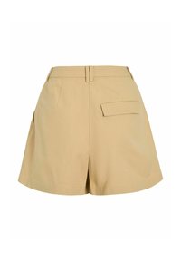 Shorts beige taille haute avec passants de ceinture, fente latérale et une poche à rabat unique à l'arrière côté droit.
