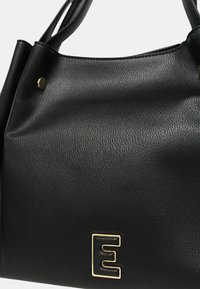 Borsa a tracolla in pelle nera con finitura texturizzata, dettagli in metallo dorato e un distintivo logo "E" dorato sul davanti.