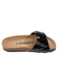 Sandal con zeppa in vernice nera, con plantare in sughero, cinturino regolabile e dettaglio a fibbia. Suole testurizzate e marchio visibile sulla soletta.