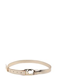 Cinturón de cuero metálico dorado con textura suave, que presenta una hebilla circular decorativa y múltiples orificios de ajuste a lo largo de la correa.