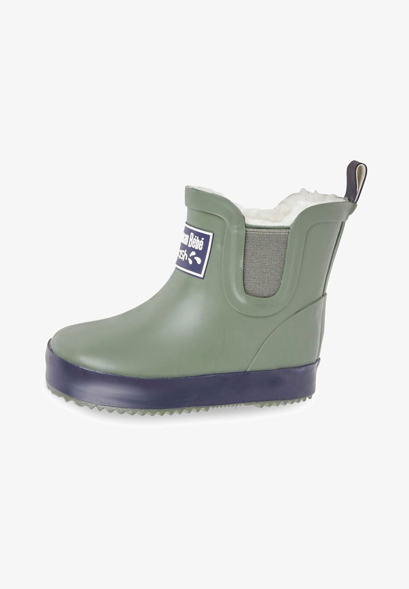 Bota de goma verde con forro de peluche sintético, panel lateral elástico y suela azul oscura. Presenta un logotipo en el lateral y un talón texturizado para mayor agarre.