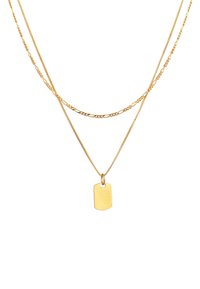 Collana a strati in oro con due catene: una sottile con un design a catena texturizzato e l'altra con una catena liscia, che mette in mostra un pendente rettangolare.