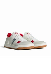 Hvide sneakers med røde accenter og logo. Struktureret stof, gummisål, snørebånd-design, med en polstret krave og logo-detalje på siden.