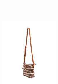 Bolso de bandolera de tela tejida con un patrón de zigzag en rojo, crema y marrón, complementado por una correa y detalles en marrón de cuero sintético.