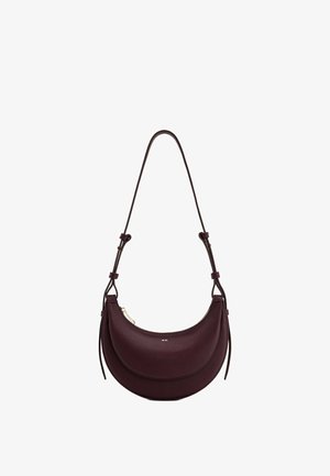 Sac bandoulière en cuir bordeaux foncé en forme de croissant, avec sangle ajustable et détail de fermeture éclair dorée.