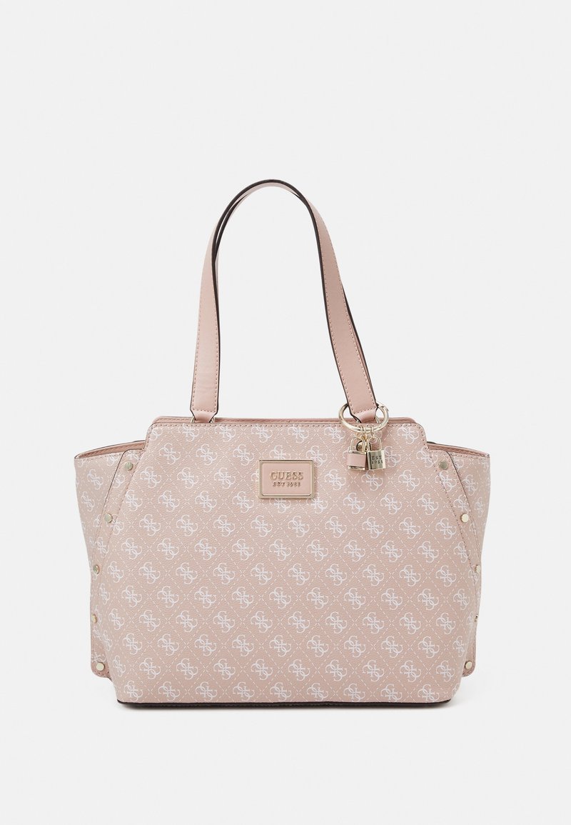 Sac à main beige avec motif de logo embossé et accents dorés. Matière lisse, double poignée, et détail de cadenas sur un côté.