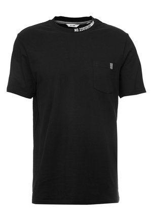 Czarna bawełniana koszulka z okrągłym dekoltem, krótkimi rękawami i kieszonką na lewej piersi z dwoma białymi paskami.