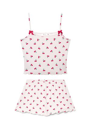 Completo bianco a coste composto da crop top e pantaloncini con stampa di ciliegie rosse e piccoli fiocchi rossi sulle bretelle sottili.