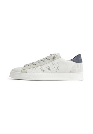 Baskets basses en cuir blanc avec détails en daim gris, design latéral perforé, lacets gris et languette de talon gris foncé.