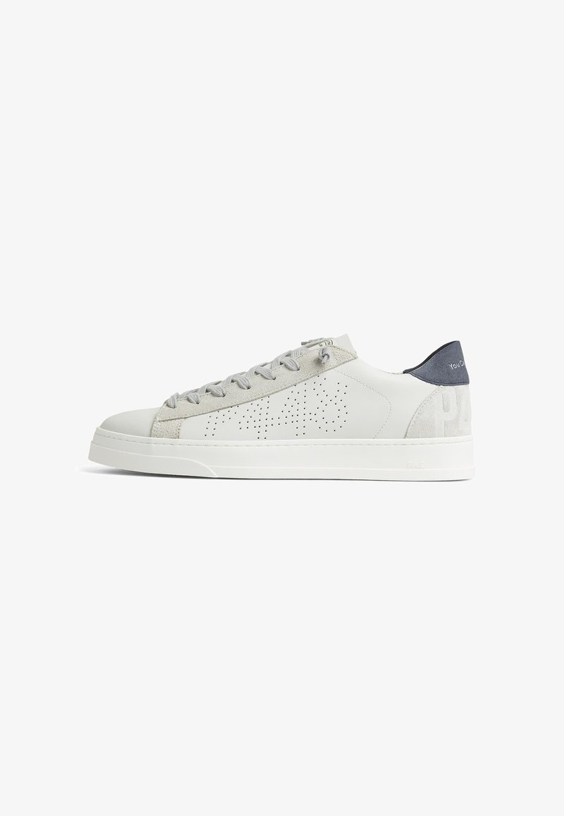 Baskets basses en cuir blanc avec détails en daim gris, design latéral perforé, lacets gris et languette de talon gris foncé.