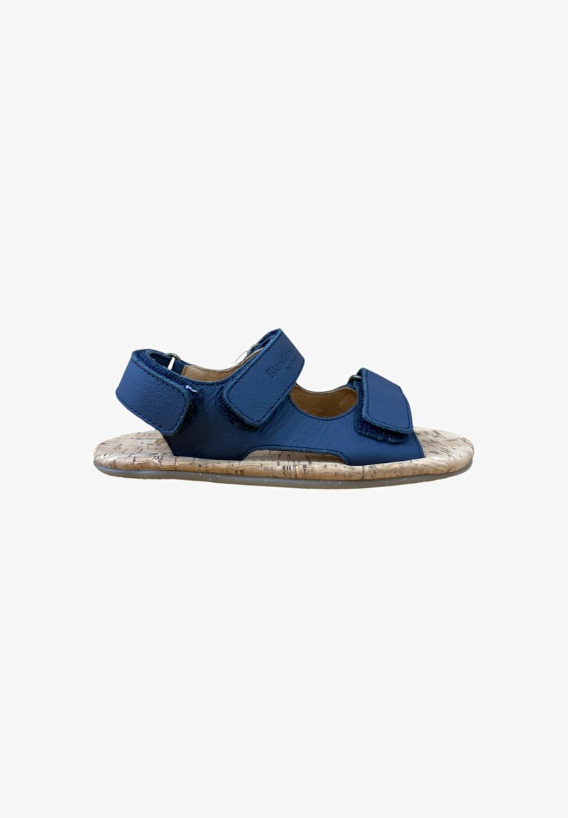 Sandalias de cuero azules con suelas de corcho, que cuentan con dos correas de Velcro ajustables, diseño abierto y acentos texturizados en la parte superior.