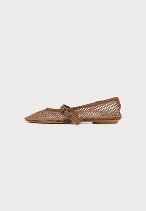 Zapato plano marrón de malla con punta afilada y correa ajustable con hebilla, mostrado desde una vista lateral sobre un fondo liso.