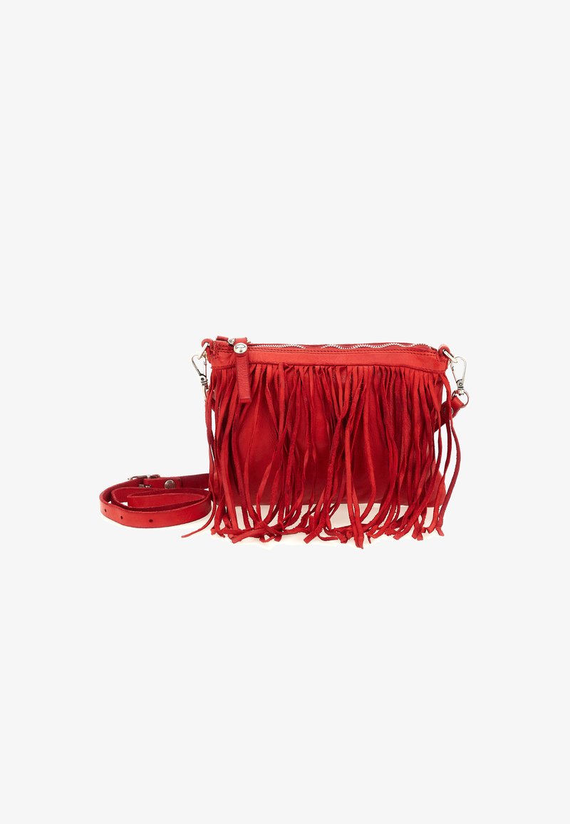 Borsa a tracolla in pelle rossa con dettagli in frange, chiusura con cerniera e tracolla removibile. Texture liscia con accenti di hardware lucido a contrasto.