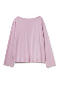 Camisa de manga larga color rosa claro con escote amplio, corte suelto y etiqueta en la costura lateral izquierda, presentada plana sobre un fondo blanco.