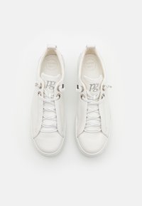 Weiße Ledersneaker verfügen über texturierte Einsätze, elastische Schnürsenkel und silberne Akzente. Die Innensohlen sind mit "SUPER SOFT" gekennzeichnet, was für Komfort sorgt.