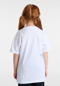 Schlichtes weißes Baumwoll-T-Shirt mit kurzen Ärmeln, das ein blaues und grünes Grafikdesign auf der unteren rechten Rückseite aufweist.