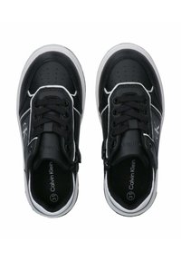 Sneaker nere in pelle con dettagli bianchi, punta traforata, lacci piatti e logo sul lato. Soletta ammortizzata e suola in gomma.