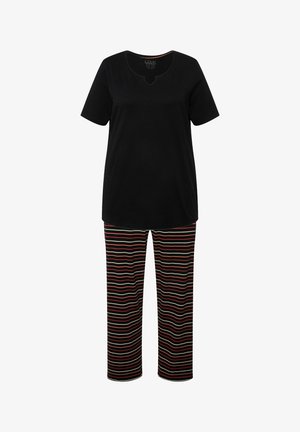 Top nero a maniche corte con scollatura rotonda, abbinato a pantaloni neri con strisce orizzontali colorate in rosso, verde e bianco.