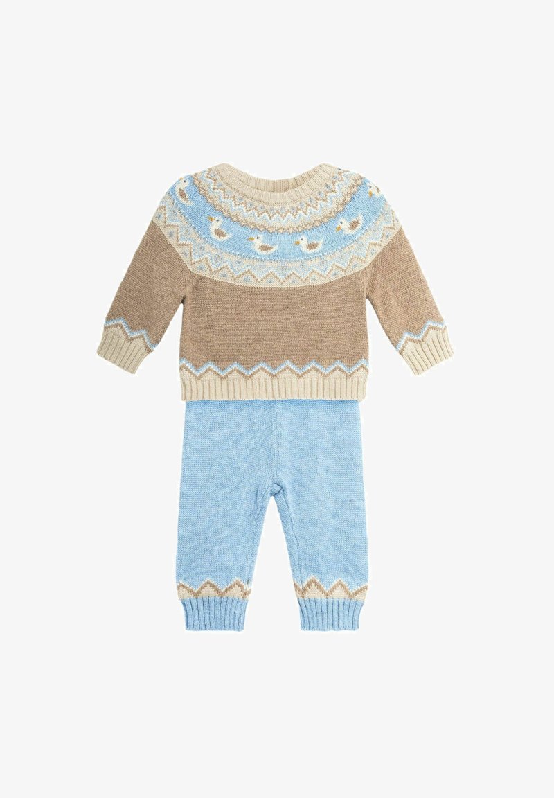 Adītas divdaļīgas drēbes, kurās ietilpst brūns džemperis ar zilu un krēmīgu rakstu sajūtu plecu zonā, un gaiši zili bikses ar zigzag raksta akcentiem pie piedurknēm.