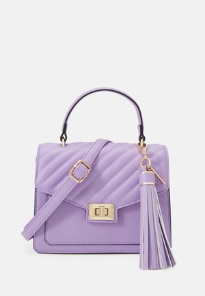 Bolso acolchado lavanda con asa superior, correa de hombro ajustable, cierre dorado y un gran adorno de borla a juego.