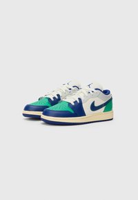 Sneaker basse Nike Air Jordan 1, caratterizzate da una combinazione di pelle verde, blu e bianca, con punta perforata e suola in gomma beige.