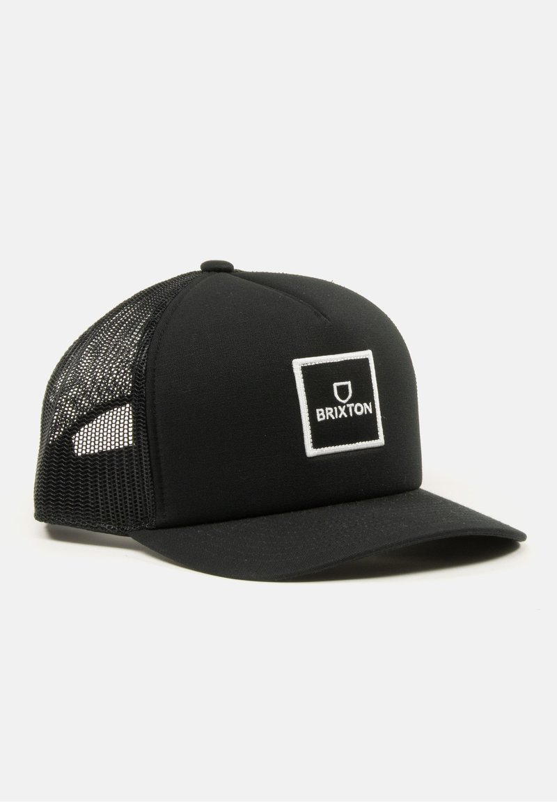 Fekete baseball sapka hálós háttal, elöl fehér négyzet alakú logo folttal, rajta a "BRIXTON" felirattal, ívelt csúccsal.