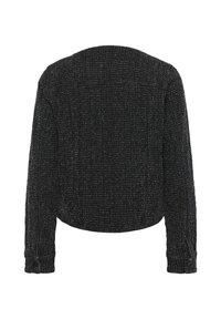 Czarna kurtka z tkaniny tweed w krótkim fasonie, o teksturowanym splocie, z długimi rękawami i dwiema tylnymi kieszeniami z guzikami.