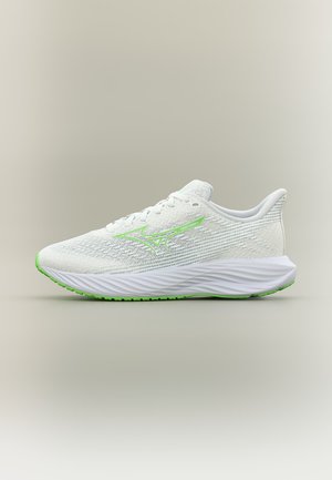 Zapato deportivo blanco con suela y logo verdes, parte superior de malla transpirable y entresuela acolchada diseñado para correr o actividades deportivas.