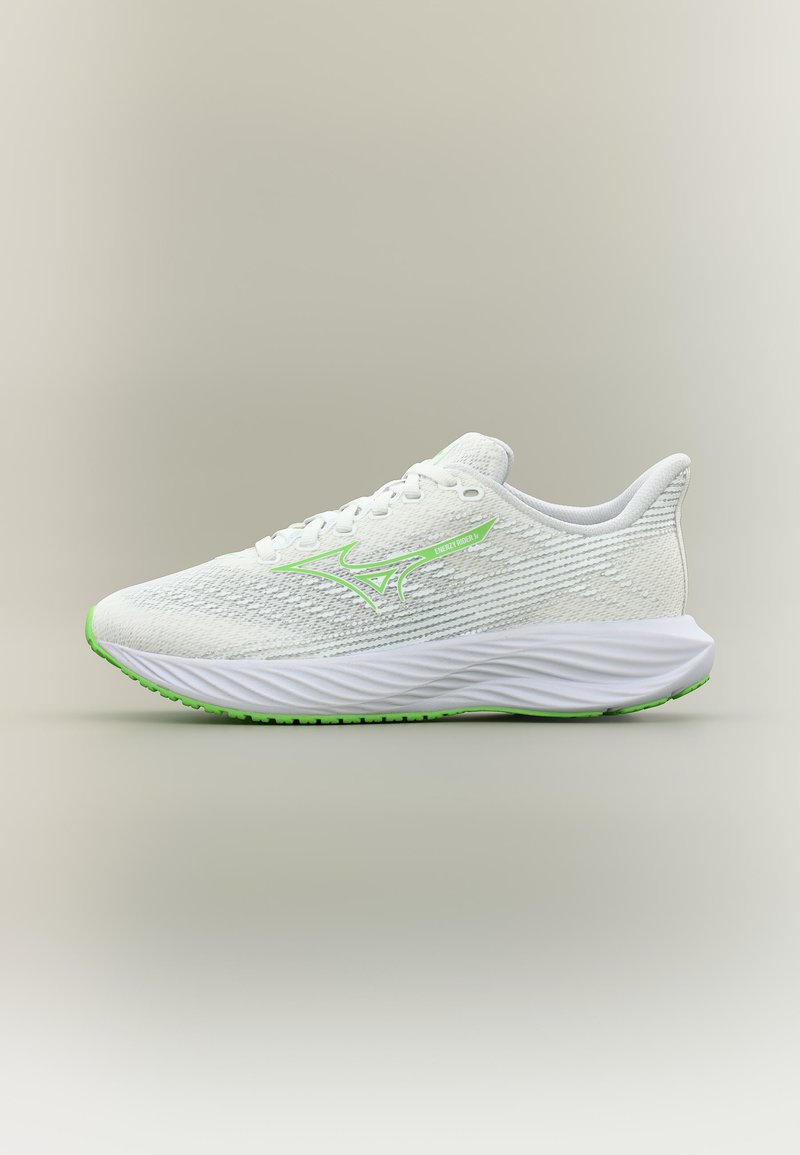 Chaussure de sport blanche avec semelle et logo verts, tige en mesh respirant, et semelle intermédiaire rembourrée conçue pour la course ou les activités sportives.