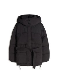 Svart puffjacka med huva, framknäppning med tryckknappar, två stora fickor och midja med matchande bälte. Har en kviltad struktur.