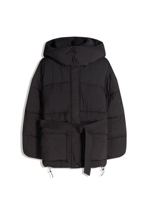 Jachetă puffer neagră cu glugă, închidere frontală cu capse, două buzunare mari și talie cu curea asortată. Caracteristici un model matlasat.