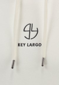 Bawełniana bluza z kapturem w kolorze off-white, z przednim logo w ciemnoszarym, sznureczkami zakończonymi metalowymi końcówkami oraz gładką fakturą.