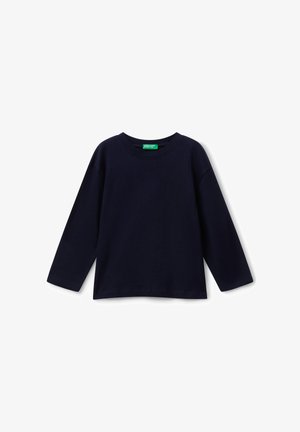 Camisa de cuello redondo de manga larga en color azul marino con una etiqueta verde "United Colors of Benetton" en el interior del cuello.