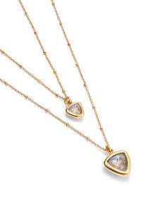 Collier à plusieurs rangs en ton or avec deux pendentifs triangulaires, l'un plus grand orné d'une pierre facettée claire, et des maillons délicats ponctués de petites perles.