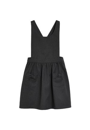 Čierne bezrukávové šaty pinafore s nariaseným pásom a dvoma prednými vreckami, každé zdobené malou látkovou mašličkou.