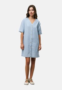 Blau-weiß gestreiftes kurzärmeliges Kleid mit V-Ausschnitt und Knopfverschluss, im entspannten Schnitt und knielanger Länge.