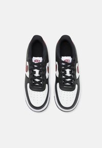 Nike Sportswear AIR FORCE 1 UNISEX - Zapatillas - black/dark team red/summit white/white