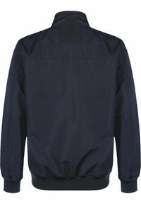 Tummansininen pommitakkia, joka on valmistettu sileästä kankaasta ja jossa on korkea kaulus, elastiset hihansuut ja kerrostettu helma. Yksinkertainen muotoilu ilman näkyviä kuvioita.