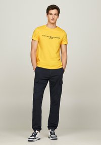 Tommy Hilfiger TOMMY LOGO TEE - Camiseta estampada - eureka yellow