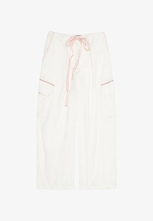 Weiße Hose mit weitem Bein, seitlichen Cargotaschen, roten Steppnähten und einem passenden Taillenband zum Binden.