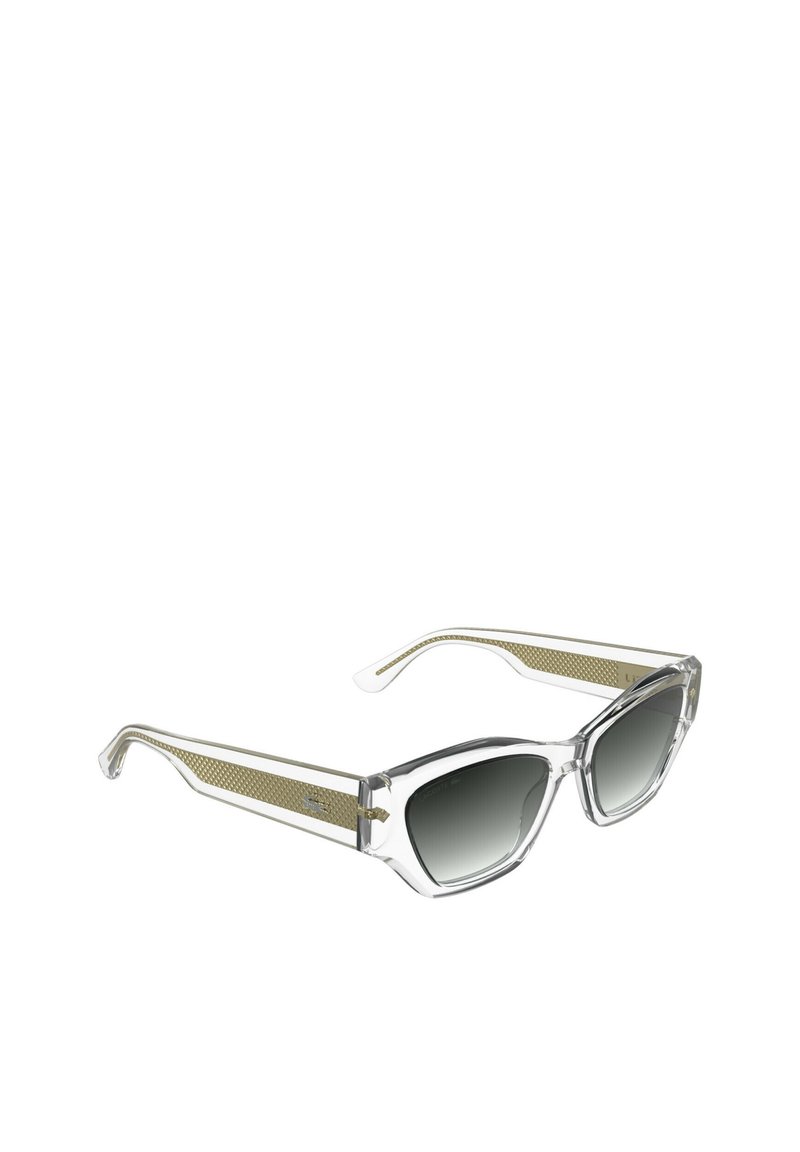 Lunettes de soleil à monture en plastique transparent, verres gris dégradés, et accents dorés texturés sur les branches. Design angulaire avec une largeur adaptée.