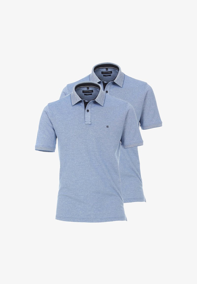 Kaksi vaaleansinistä lyhythihaista polo-paitaa, joissa on kaulus, kaksinappinen napitus ja pieni logo vasemmassa rinnassa.