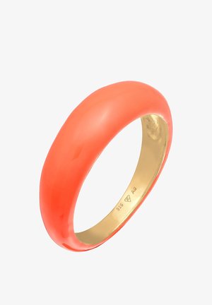 Inel din rășină corai cu o finisare netedă și lucioasă și un band de interior de culoare aurie; prezintă un design rotond, supradimensionat.