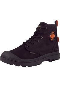Bottines noires en toile avec semelles en caoutchouc, dotées d'un laçage, d'un patch logo sur le côté et d'un embout texturé pour une durabilité accrue.