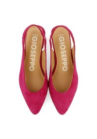 Zapatos de tacón slingback de ante fucsia con punta afilada, laterales cortados y plantillas beige con la marca "GIOSEPPO". Textura suave.