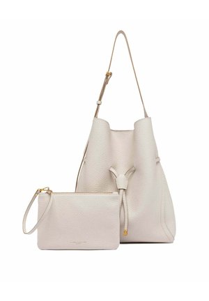 Sac seau en cuir texturé blanc cassé avec bandoulière réglable et pochette zippée assortie pour poignet avec ferrures dorées.