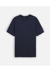 T-shirt à manches courtes bleu marine avec de fines rayures horizontales et une petite poche poitrine sur un fond uni.