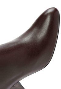 Décolleté in pelle borgogna con punta affusolata, texture liscia e silhouette elegante. Presenta un tacco basso a forma affusolata e una finitura lucida.