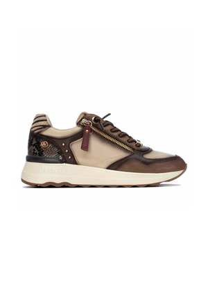 Zapatilla marrón y beige con suela de cuña, cremallera lateral, paneles de cuero y ante, y detalles con estampado animal en el cuello del talón.